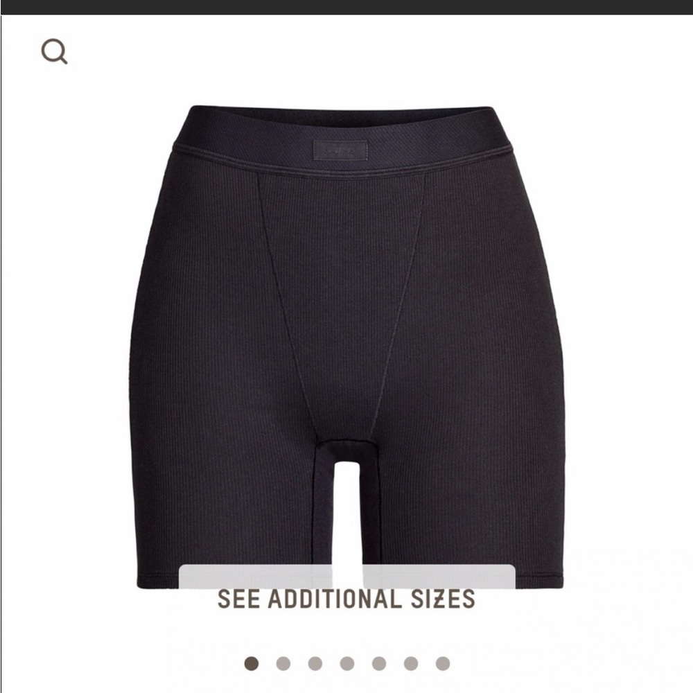 SKIMS shorts black  XS